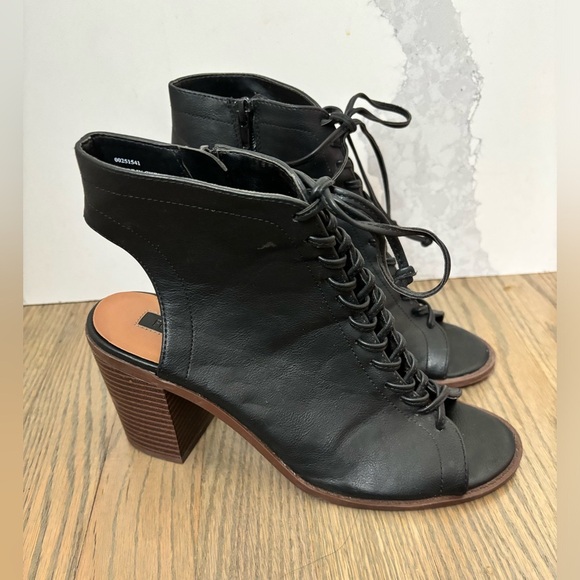 Forever 21 Black Faux leather Cutout Ankle Boots size 8 - Picture 4 of 14